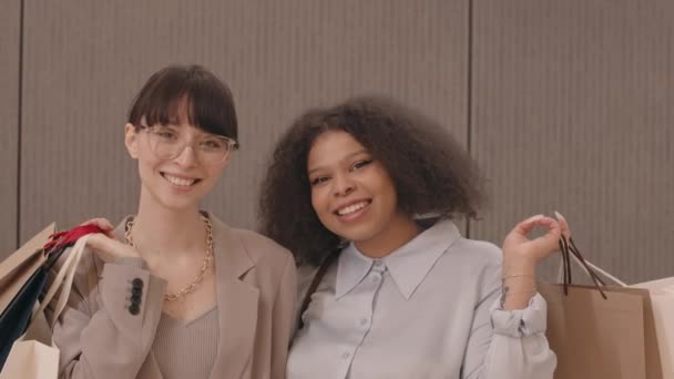 Közepes Lassúság Két Fiatal Gyönyörű Változatos Barátnő Sok Papír Bevásárló — Stock videók