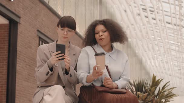 Langzaam Van Twee Vrolijke Multi Etnische Vriendinnen Zoek Naar Smartphone — Stockvideo