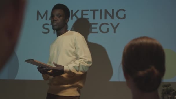 프로젝터에 반대하는 태블릿 남성의 동료들에게 브랜드 마케팅 마케팅 전략에 프레젠테이션을 — 비디오