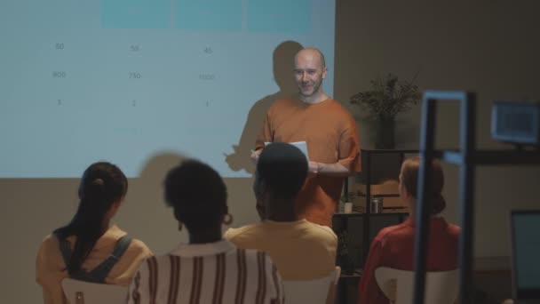 在一家成功的数字营销机构里 秃头开朗的中速男人向他的同事们讲述营销知识 — 图库视频影像