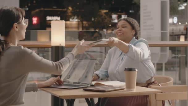 Dua Pengusaha Multietnis Muda Dengan Lamban Sedang Mengadakan Pertemuan Meja — Stok Video