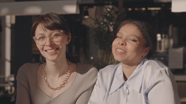 Derékig Érő Lassulás Két Fiatal Változatos Üzletasszonytól Akik Kávézóban Ülnek — Stock videók