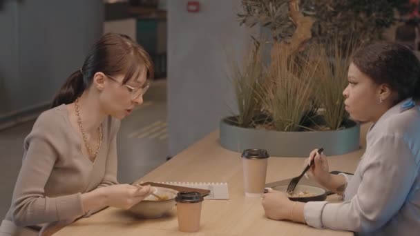 동료들 카페테리아에서 점심을 먹으면서 이야기하는 느려터진 목소리로 수있다 — 비디오