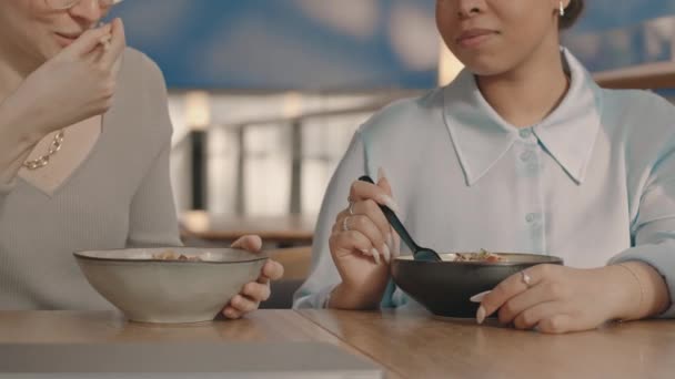 Beskuren Slowmo Två Unga Multietniska Flickvänner Njuter Och Delar Asiatisk — Stockvideo