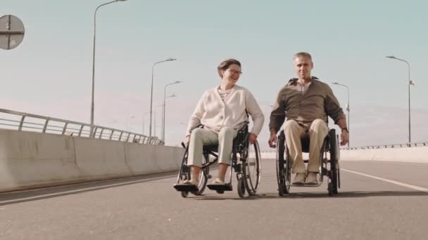 Heureux Couple Caucasien Avec Handicap Avoir Une Conversation Tout Conduisant — Video