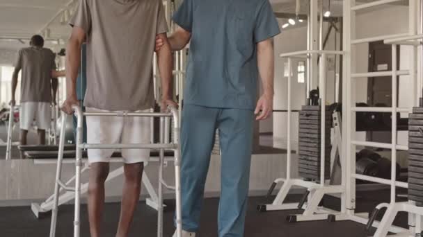 Langzaam Van Afro Amerikaanse Man Met Wandelaars Fysiotherapeut Blauwe Scrubs — Stockvideo