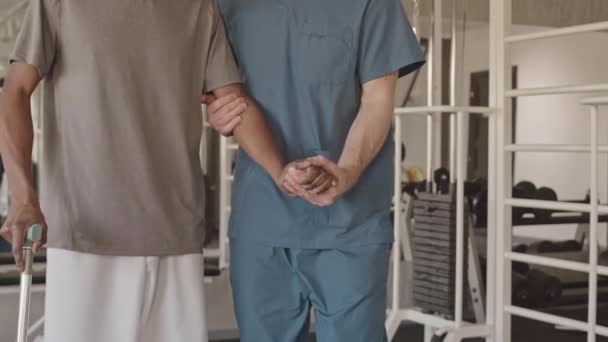 Gewassen Traagheid Van Fysiotherapie Specialist Blauwe Scrubs Helpen Zwarte Mannelijke — Stockvideo