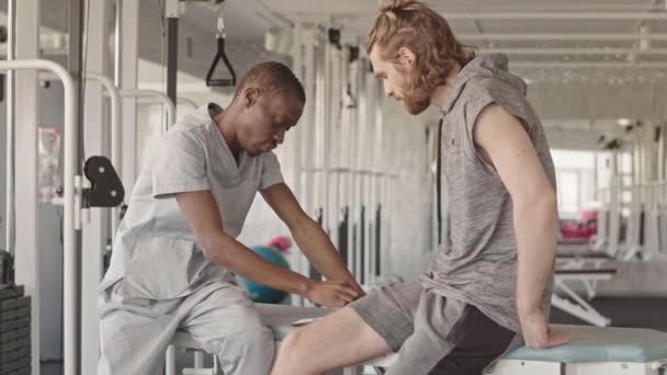 Medium Traagheid Van Afro Amerikaanse Fysiotherapeut Praten Met Blanke Mannelijke — Stockvideo