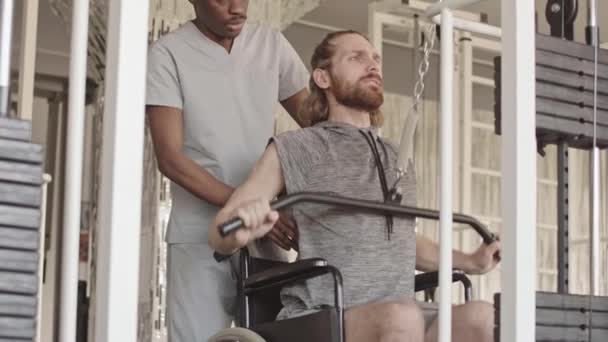 Incline Trabalhador Jovem Caucasiano Cadeira Rodas Fazendo Exercícios Lat Pulldown — Vídeo de Stock