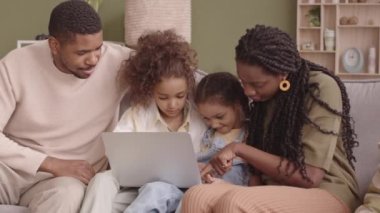 Dört kişilik mutlu Afro-Amerikan aile, hafta sonlarını birlikte film izleyerek ve konuşarak geçiriyorlar.