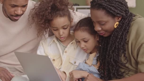Mittlere Verlangsamung Einer Vierköpfigen Afroamerikanischen Familie Die Wochenende Gemeinsam Auf — Stockvideo
