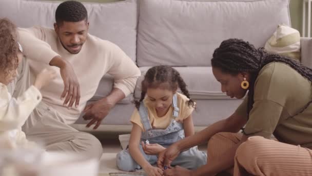Slowmo Szczęśliwej Rodziny Afroamerykanów Dwoma Uroczymi Córeczkami Siedzącymi Jasnym Dywanie — Wideo stockowe