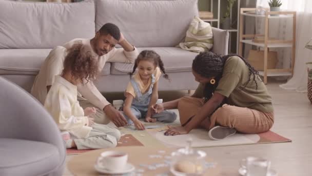 Slowmo Zachwycony Afroamerykańskiej Rodziny Czterech Spędzać Czas Razem Domu Rozwiązywanie — Wideo stockowe