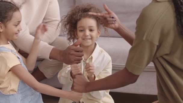 Střední Pomalost Potěšené Afroamerické Rodiny Čtyř Baví Společně Doma Hrát — Stock video