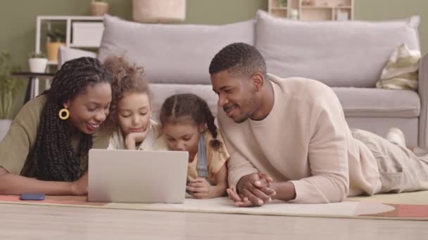 Lento Familia Afroamericana Encantado Cuatro Saludando Webcam Ordenador Portátil Mientras — Vídeo de stock