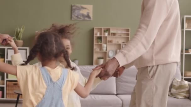 Slowmo Szczęśliwej Afroamerykańskiej Rodziny Czterech Trzymając Się Ręce Kółko Taniec — Wideo stockowe