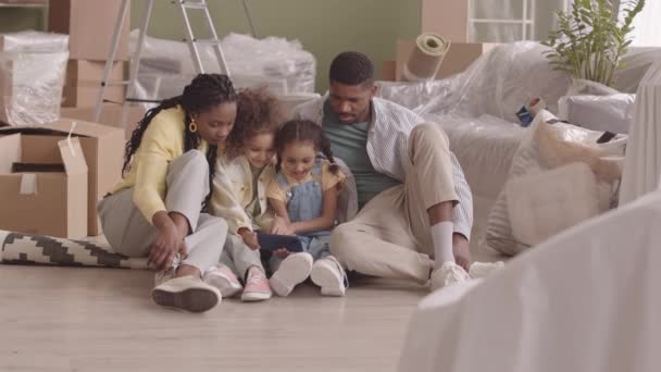 Slowmo Nadšená Afroamerická Čtyřčlenná Rodina Sledující Vtipná Videa Smartphonu Sedícím — Stock video