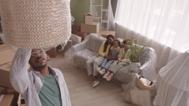 Draufsicht Slowmo Von Glücklichen Afroamerikanischen Vierköpfigen Familie Sitzt Auf Sofa — Stockvideo