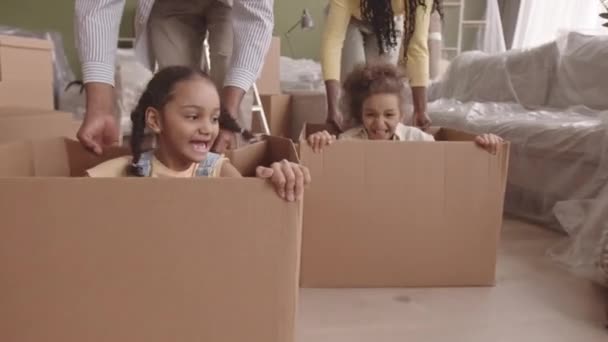 Slowmo Duas Meninas Afro Americanas Andando Caixas Papelão Vazias Transportadas — Vídeo de Stock