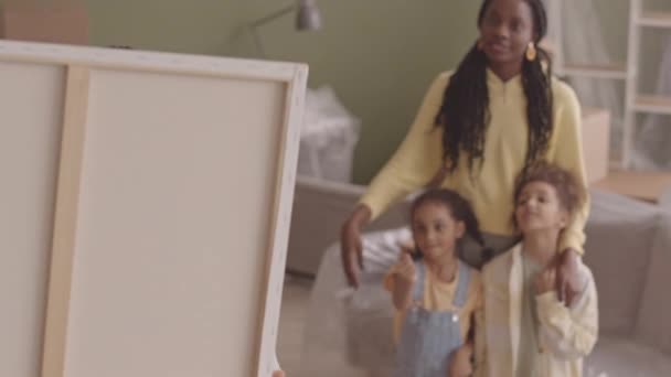 Slowmo Junger Afroamerikanischer Mann Hängt Bild Wand Wohnzimmer Während Sich — Stockvideo