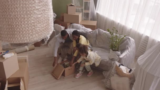 Draufsicht Slowmo Der Afroamerikanischen Vierköpfigen Familie Beim Auspacken Von Pappkartons — Stockvideo