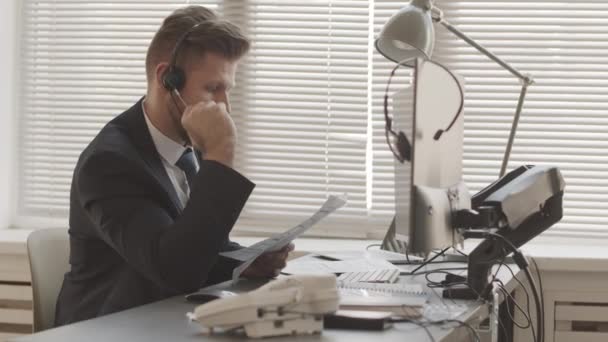 Sebevědomý Makléř Elegantním Obleku Sluchátkách Při Pohledu Displej Počítače Analýze — Stock video