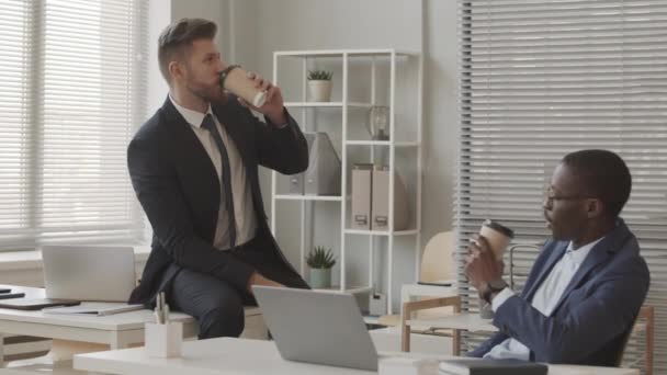 Slowmo Dwóch Wielonarodowych Męskich Maklerów Eleganckich Garniturach Rozmawiających Podczas Przerwy — Wideo stockowe