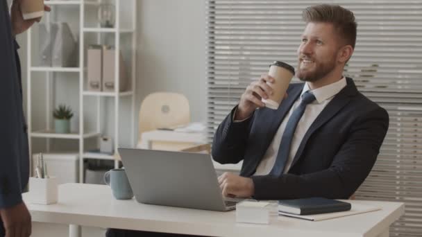 양복을 사무실에 컵에서 커피를 마시고 잘생긴 남성중 암호화 통화에 토론하는 — 비디오