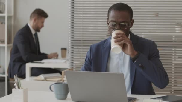 안경을 아프리카 미국인 브로커의 온라인 시장에 뒤이어 노트북 테이크 컵에서 — 비디오