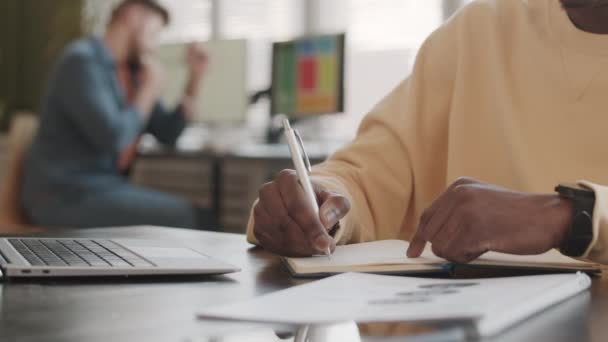 Nierozpoznawalny Afro Amerykański Specjalista Marketingu Jasnożółtej Bluzie Siedzi Przy Laptopie — Wideo stockowe