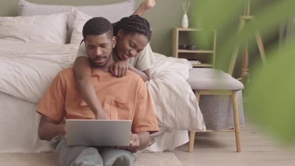 Haftasonu Sabah Yatak Odasında Giysisiyle Dizüstü Bilgisayarda Gezen Keyifli Genç — Stok video