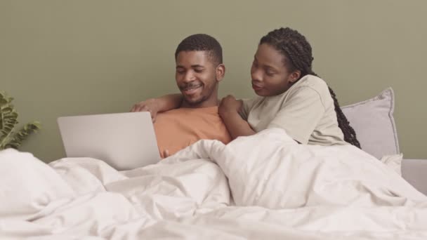 Genç Afro Amerikalı Çift Laptopta Romantik Filmler Izlerken Yatakta Pastel — Stok video