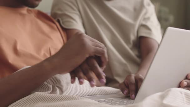 사랑하는 아프리카 미국인 부부가 파스텔 올리브푸른 침대에 부드러운 담요를 노트북을 — 비디오