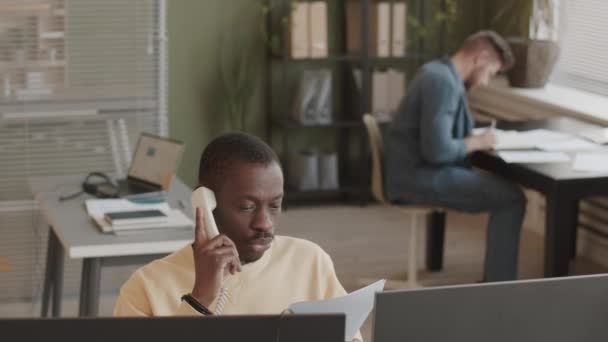 Ciddi Afrikalı Amerikalı Borsa Simsarlarının Yavaşlaması Müşteri Yatırımcıyla Telefonda Konuşurken — Stok video