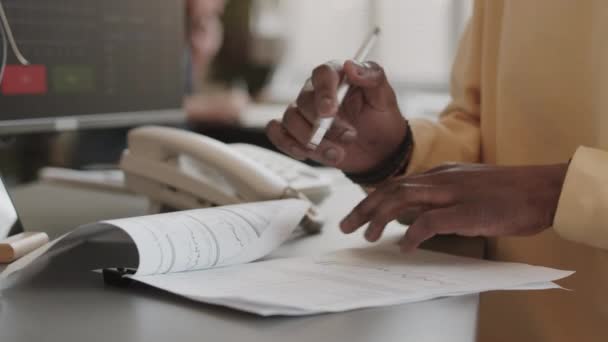 Неузнаваемый Афроамериканский Финансовый Бухгалтер Занимающийся Бумажной Работой Офисе Сидящий Столом — стоковое видео