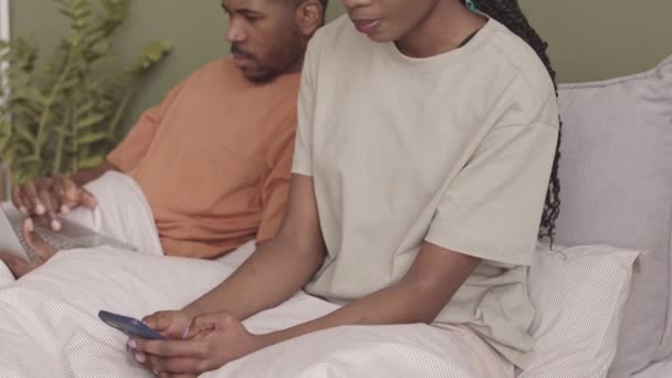 Inclinarse Lentamente Sonreír Joven Mujer Negra Mensajes Texto Teléfono Inteligente — Vídeo de stock