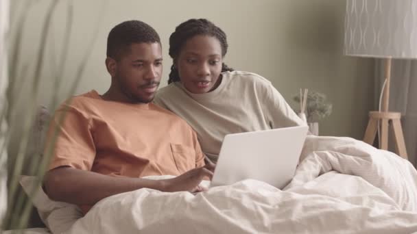 Junges Afroamerikanisches Paar Kuscheliger Homewear Schaut Sich Wochenende Film Auf — Stockvideo