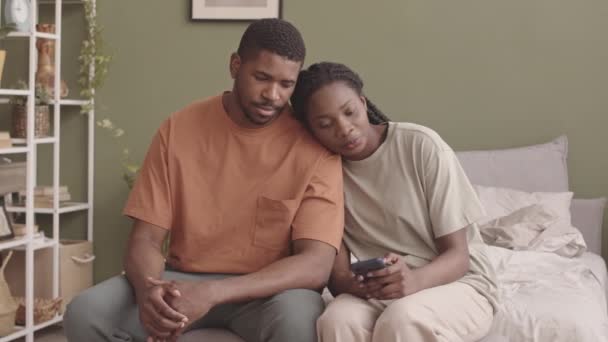 Porträt Eines Jungen Liebevollen Afroamerikanischen Paares Homewear Das Auf Einem — Stockvideo