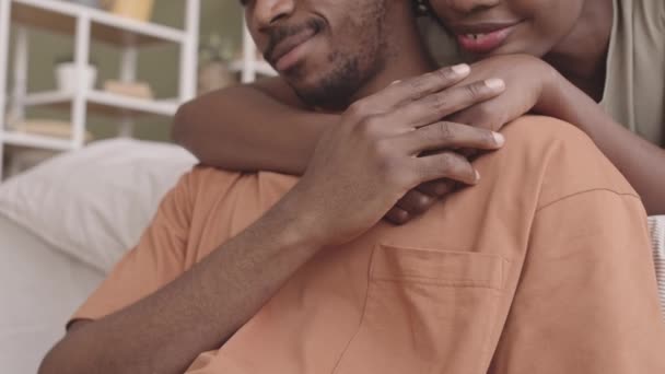 Nahaufnahme Einer Lächelnden Jungen Schwarzen Frau Die Auf Dem Bett — Stockvideo