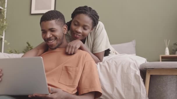 Slowmo Des Liebenden Jungen Afroamerikanischen Paares Das Wochenende Morgens Seinem — Stockvideo