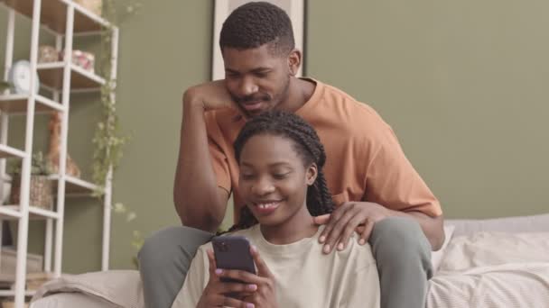 Yavaş Yavaş Gülümseyen Afro Amerikalı Çift Akıllı Telefonlarıyla Restorandan Yemek — Stok video