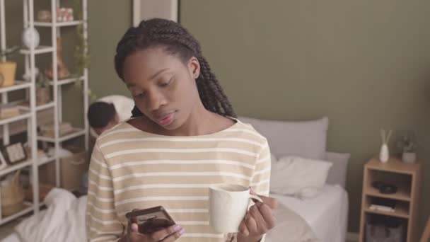 Середня Повільність Молодої Чорної Жінки Домашньому Одязі Чашкою Кави Руці — стокове відео