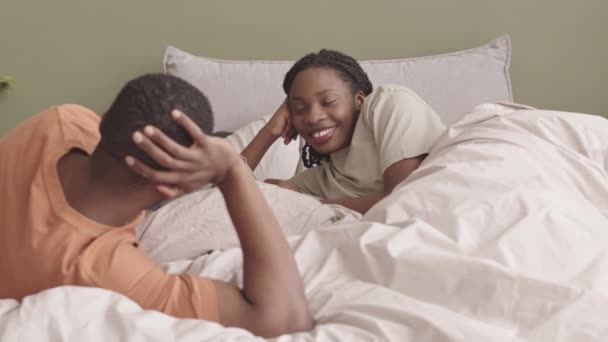 Haftasonu Sabahı Yumuşak Beyaz Battaniyenin Altında Uzanmış Sohbet Eden Romantik — Stok video