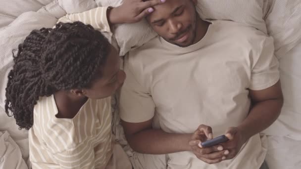 Draufsicht Slowmo Von Jungen Afroamerikanischen Paar Morgen Kuscheligen Weichen Bett — Stockvideo