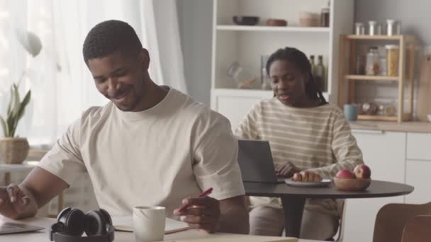 Mittlere Verlangsamung Junger Afroamerikanischer Paare Die Von Hause Aus Arbeiten — Stockvideo