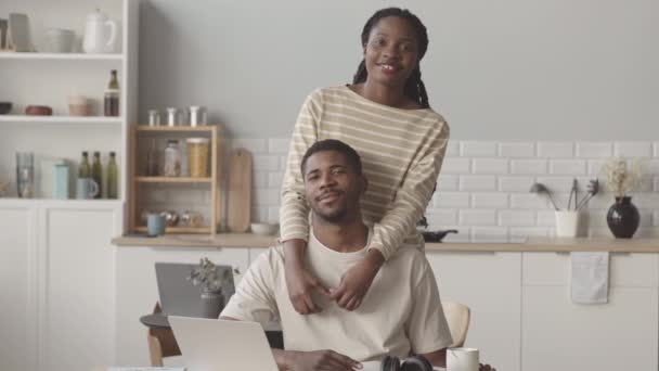 Mediana Lentitud Sonreír Joven Pareja Afroamericana Posando Para Cámara Cocina — Vídeo de stock