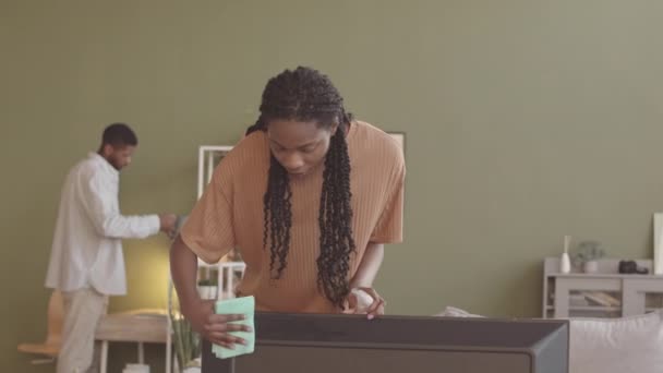 아프리카 미국인 거실에서 집안일을 있습니다 친구가 먼지를 — 비디오