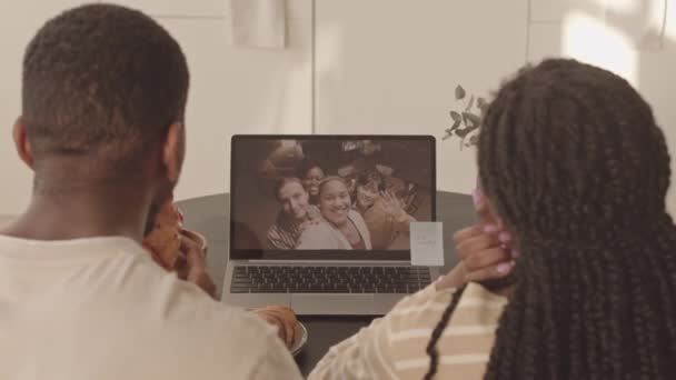Bakifrån Visa Slowmo Kärleksfulla Afroamerikanska Par Video Ringer Grupp Vänner — Stockvideo