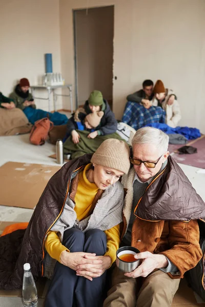 Verticaal Portret Van Een Blank Seniorenpaar Ondergedoken Een Vluchtelingenopvang Bedekt — Stockfoto