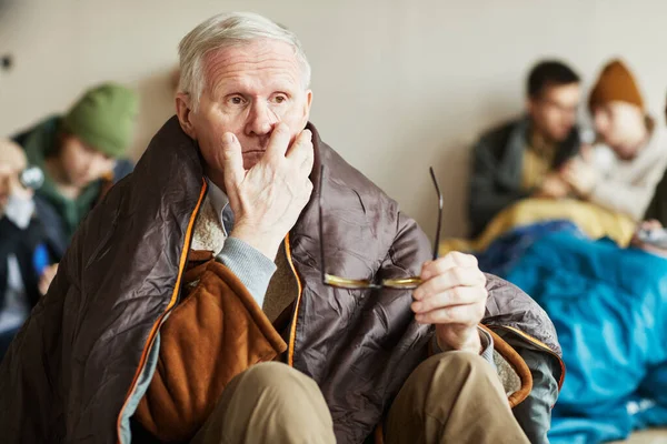 Portrait Caucasian Distressed Senior Man Hiding Refugee Shelter Staring Space — Stock Photo, Image
